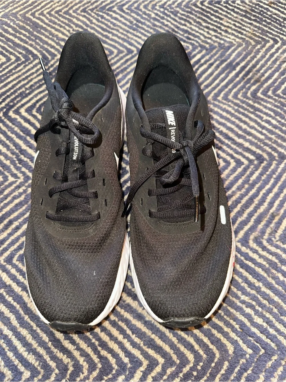 Nike Men's Black and White Athletic Running Shoes